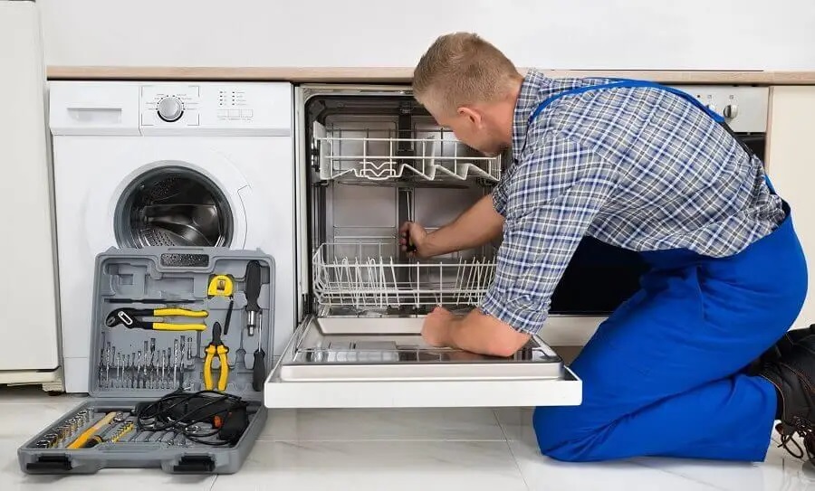 Mamak Vaillant servisi teknisyen ekibi beyaz eşya tamiri yaparken